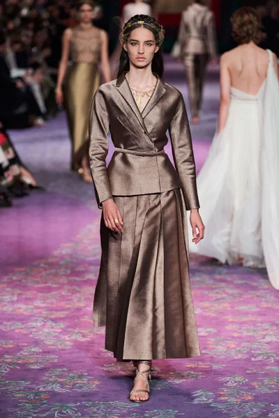 Look 24